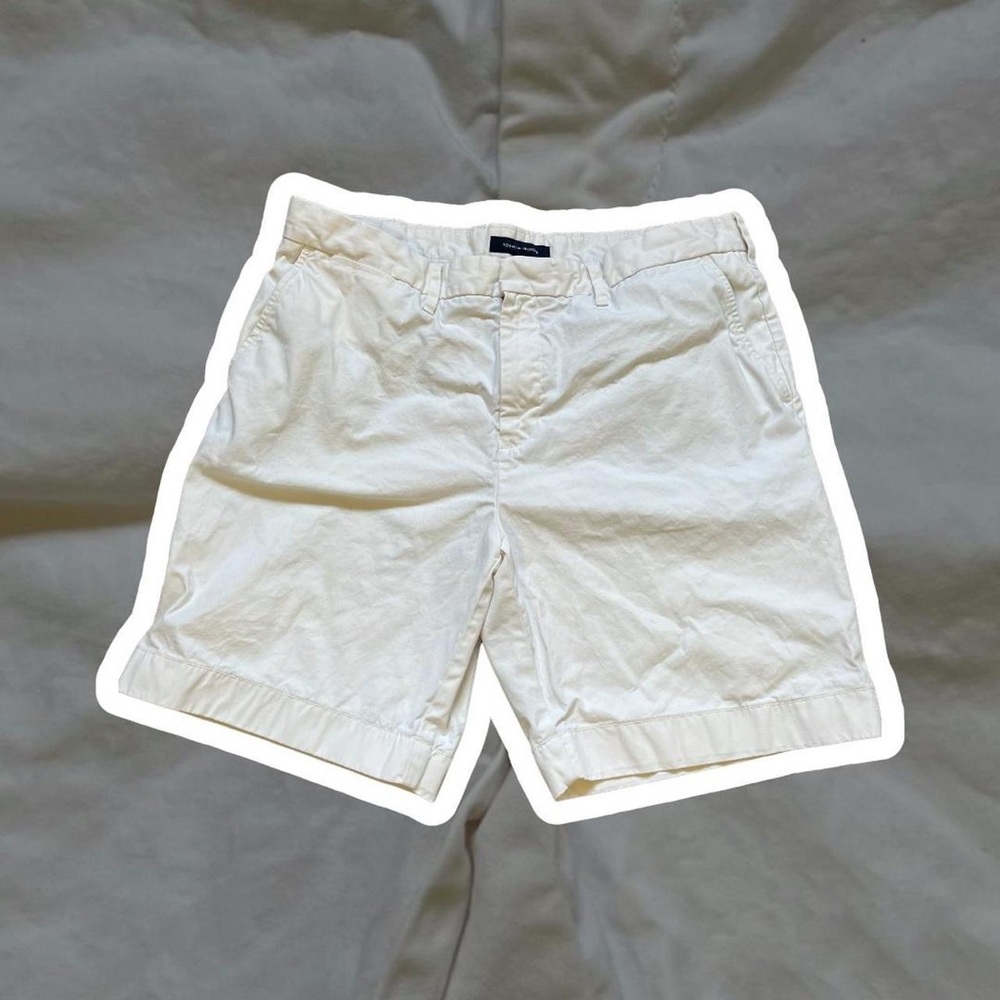 White Tommy Hilfiger custom fit cargo shorts